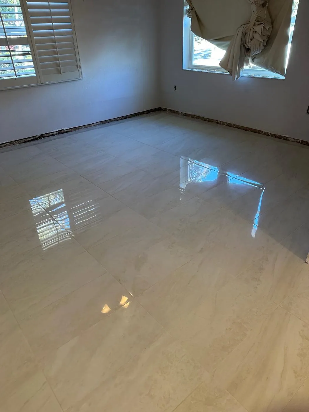 Cream gloss tile floor